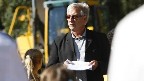 Rektor Urban Lindgren samlade Bäckskolans elever och personal för en kort information på skolgården, som ligger alldeles intill byggarbetsplatsen där Älvsbyns nya skola sakta men säkert börjar ta form.