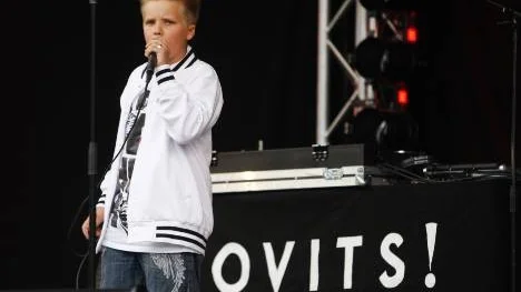 Simon "Rehab" Lindgren, från Arvidsjaur, charmade Älvsbypubliken med sin rappa hiphop. "Vårt yngsta förband någonsin", konstaterade Johan Rensfeldt i Movits.
