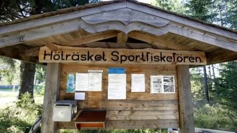 Fiskekort kan man köpa dygnet runt från självservicelådan vid infotavlan.