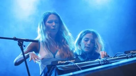 Torget i Skellefteå förvandlades till en stor utomhusklubb när DJ-duon Rebecca & Fiona körde lös sina beats inför en danssugen publik under 40 minuter.