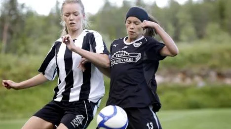Amanda Persson (till höger) är den stora överraskningen i Blåsmark. I går blev det 5-1 mot Munksund, lagets nionde raka seger, och Amanda svarade för två av målen. Totalt har hon gjort elva mål.