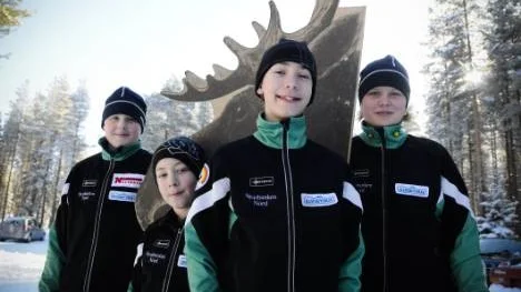Avståndsbedömningen är svår berättar älgskidskyttejuniorerna från Älvsbyn. Från vänster: Niklas Öberg, 12, Kalle Tuuri, 10, Erik Tuuri, 12 och Alva Öberg, 12.