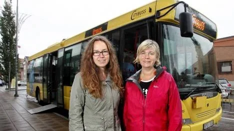 Annika Stenvall, trafikingenjör, och Åsa Wikman, samhällsutvecklare, vill gärna att fler tar bussen. För att få fler turer är en tanke att slopa p-skivan och införa parkeringsavgift. Pengar som ska gå till busstrafiken.