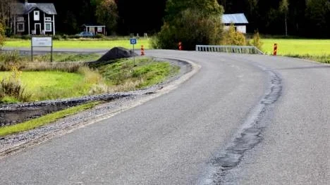 13,5 miljoner kronor har vägprojektet mellan Lillpite och Sjulnäs kostat. I onsdags invigdes sträckan. I dag är delar av sträckan lappad.
