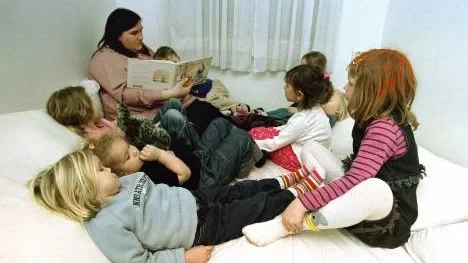 Ströms slott AB vill starta gratis barnomsorgsplatser i samtliga Norrbottenskommuner. Kritikerna pekar på låga löner och inga utbildningskrav för de anställda. (Personerna på bilden har inget med artikeln att göra.)
