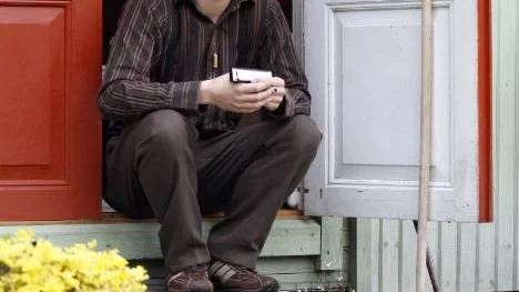 Joel Andersson samlar även på munspel, det äldsta han äger är från sent 1800-tal. Här spelar han på en så kallad harmonetta.