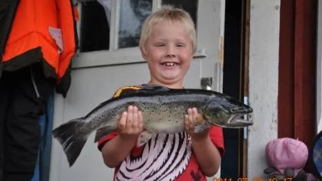 Så här glad blev Christoffer Svensson när han fick en öring på tre kilo.