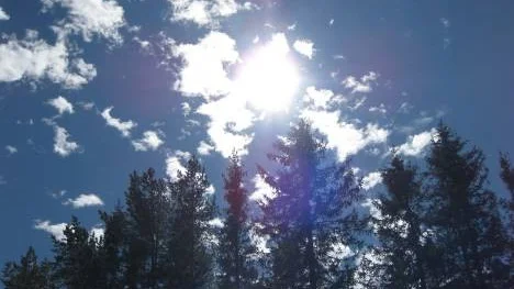 Bland lätta moln.