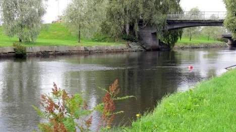 Vattenståndet i kanalen är högre än normalt men långt ifrån extremt. Det ska väldigt mycket till för att vattnet ska stiga över stenkanten.