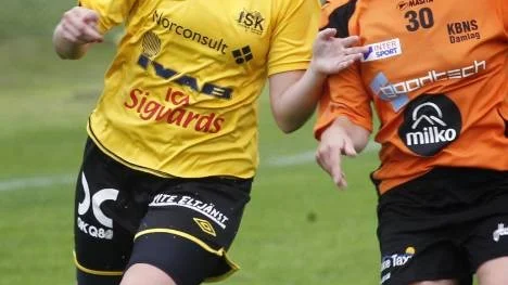 Viktoria Olovsson, till vänster, var matchens lirare när Infjärden besegrade KB65 med 3-0. Viktoria gjorde nämligen alla tre målen för hemmalaget.