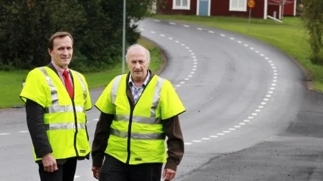 Nya vägen i Lillpite invigdes på tisdagen. Projektledare Georg Danielsson och regionschef Arnold Vonkavaara provgick på underlaget.