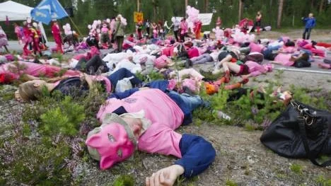 Närmare 200 aktivister lade sig en efter en på marken för att symbolisera dödsoffer i krig som de anser att Sverige är delansvarigt i.
