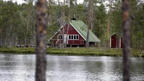 Skoterklubben äger den fina stugan och det är tillåtet att övernatta där.