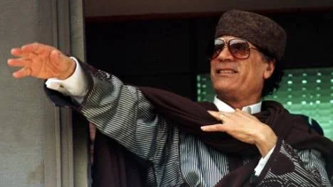 Libyens härskare Muammar Gadaffi vägrar frivilligt att ge upp makten i landet, och hotade häromdagen demonstranterna med blodbad om de inte upphör med protesterna. I samma tv-tal sade han också att han kommer att sitta kvar och är beredd att dö som martyr om det behövs.
