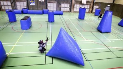 Ett stort antal uppblåsbara värn finns utposterade på spelplanen för att bereda aktörerna skydd.