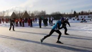 Fyra lag ställde upp i Piteå winter weeks skridskostafett. Per Lenndin för kultur- och fritid tog ledningen från start.