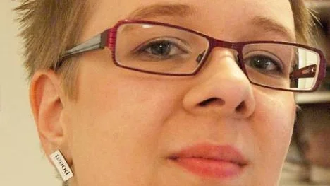 Elizabet Westerlund, scenpoet med rötterna i Svensbyn, ställer upp i SM i Visby.
