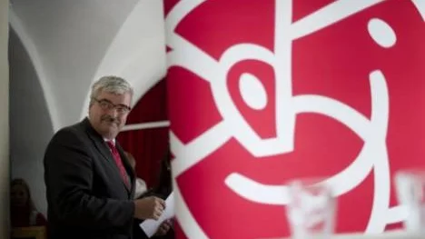 Socialdemokraternas partiledare Håkan Juholt kan glädjas åt val- resultaten i de båda omval som hölls på söndagen.