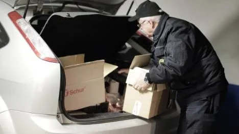 En parkeringsvakt behöver packa bilen med bland annat lappar att lägga i p-skivelådorna innan arbetspasset startar.