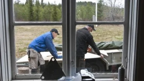 Förhoppningen är att rallarstugan ska stå klar till den 6 juni, när turisttrafiken på Inlandsbanan startar.