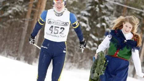 Kranskullan Elin Nilsson fick jogga ikapp damsegrarinnan Nina Lintzén, Årsunda IF, som kom in i mål på tiden 2,07,48.