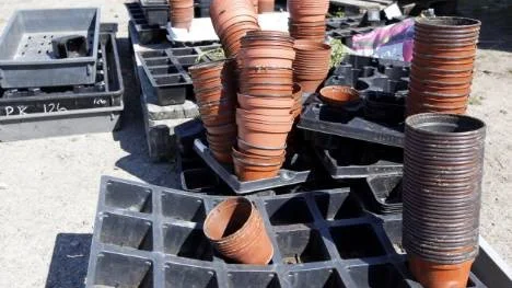 Berget av använda plantkrukor växer hela tiden. Tusen och åter tusen blommor ska i jorden.