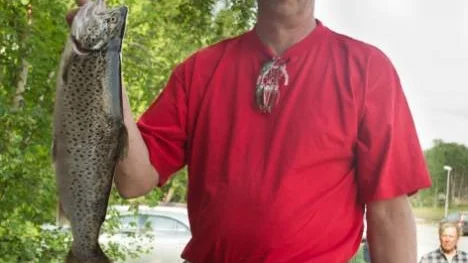 Under första deltävlingen i Öppna Arjeplogmästerskapen lyckades Hans Linder dra upp tävlingens tyngsta fisken som vägde 2,82 kilo.