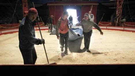 Det krattas i manegen inför 16-föreställningen i Piteå.Cirkus Maximum gav två föreställningar i Piteå på söndagen och någon ytterligare chans att gå på cirkus blir det inte i Piteå denna sommar.