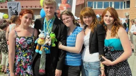 Älvsbygrabben Stefan Lestander uppvaktades av en kvartett välbekanta flickor, sina fyra systrar. Från vänster Sara, Elin, Hanna och Julia.