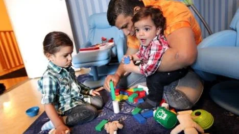 Tillvaron är spänd. Mohamad Elhaibi lever som illegal flykting med ett permanent utvisningshot hängande över sina axlar, trots sju år i Piteå och fastän han är gift och pappa till Jibril, 3 år och Mikal, 1 år.