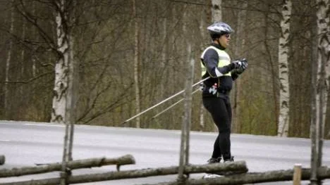 Inte bara cykel... Göran Karlsson, Norrfjärden, bromsar in sina inlines vid Edet för att fylla på vätskedepåerna med lite saft.