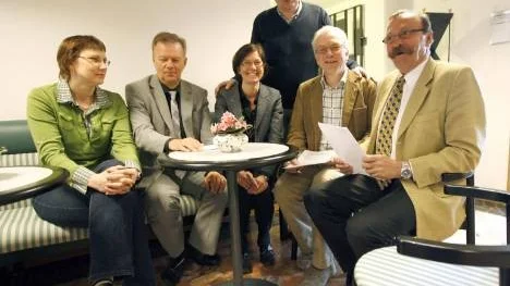 Helena Stenberg, Åke Eltoft, Helen Röckner, Erik Persson och Kenneth Eklund i glatt samtal med Jan-Olov Nordström (stående). Fem kommuner i länet avancerar i rankingen av företagsklimatet. Tre av dem är Arvidsjaur, Piteå och Älvsbyn. Boden tappar men är fortfarande bäst i Norrbotten.