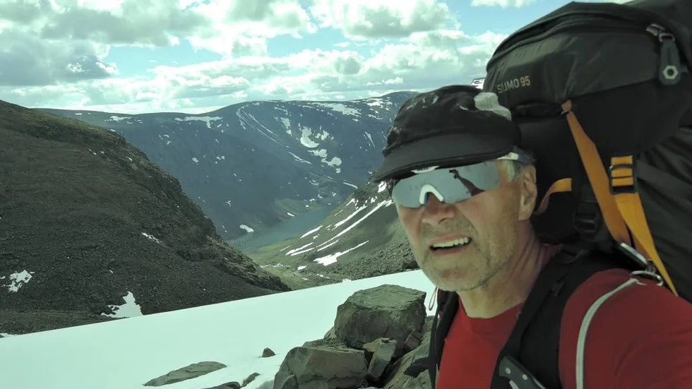 Fjällfie. Arjeplogaren Kenny Wallström har precis avslutat vad han kallas som sitt livs resa. Under 21 dagar har han vandrat runt i fjällvärlden. Till toppen av Kebnekaise följde han inte med strömmen utan fann istället en egen väg.