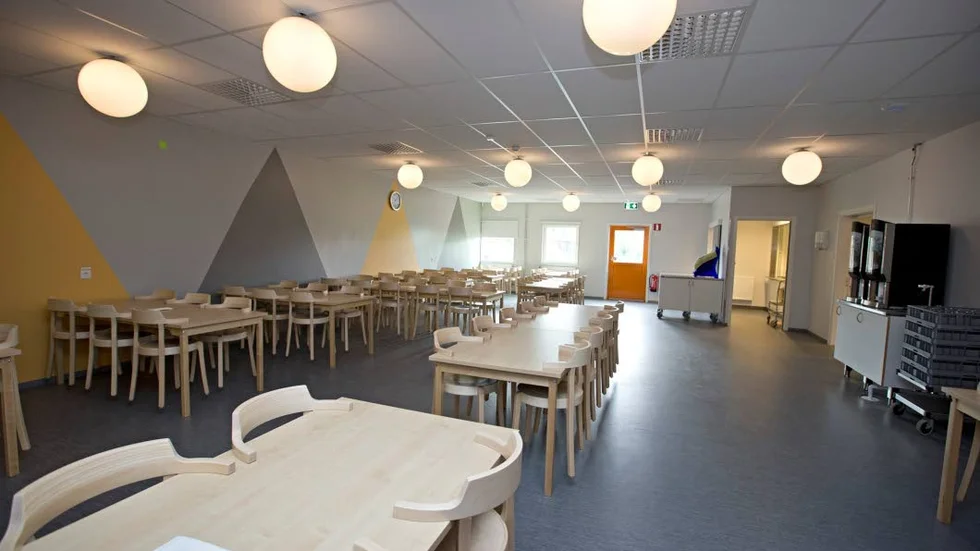 Matsal. Ny och fräsch matsal i de färger som går igen i hela skolan.