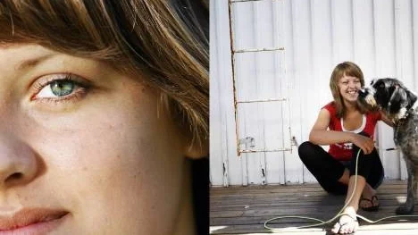 Ylva Andersson, 16 år, från Blåsmark tvingar inte fram dikter utan skriver när andan faller på. Till höger: Ylva på familjens veranda med hunden Toya, en hamiltonstövare/vorsteh.