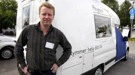 Ken Dunlap från Luleå säljer Stora Nolias minsta husbil.