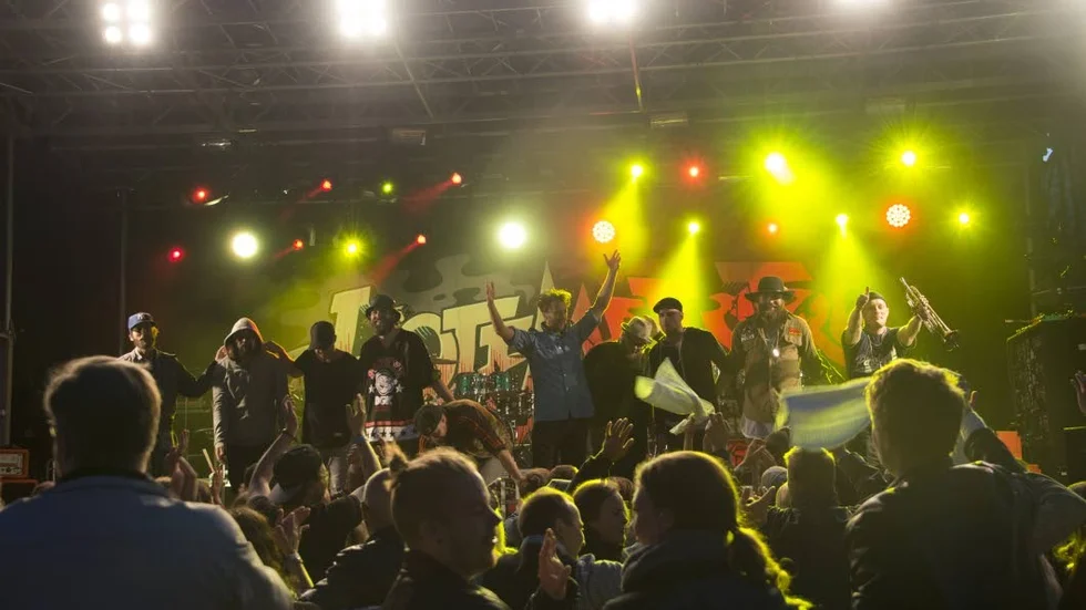 Populära. Bandet tackar för sig efter en timmes konsert.