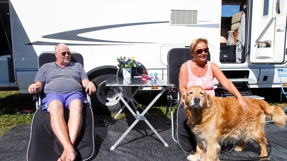 SÄSONGSCAMPARE. Peder och Christina Hedlund har besökt Piteå Havsbad till och från i 30 års tid. Men i år så testar paret för första gången på att vara säsongscampare. Så klart följer även Golden retrievern Max med.