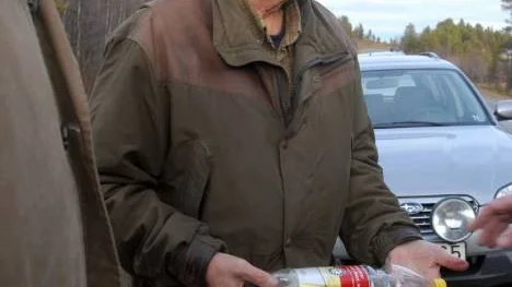Björn Johansson, siste platschefen vid Laisvallgruvan har tagit vattenprover i en flaska för att visa grumlingsgraden.