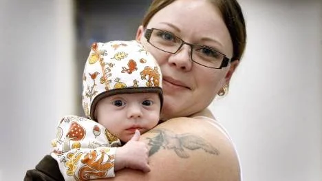 Både stora och små trivdes på Nolias barnmässa. Lilla Elis Lagesen från Långnäs är bara 2,5 månader. Här i mamma Saras famn.