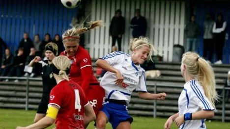 Charlotte Nygren högst i luften. Men PIF-tjejerna nådde inte ända fram.