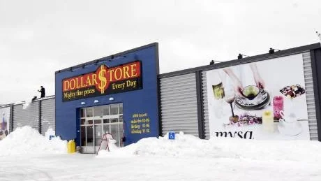 Snömassorna var i går på väg att knäcka taket på Dollarstores relativt nybyggda varuhus i Arvidsjaur. På vissa ställen hade snön gjort att taket sjunkit ner upp emot 7-8 centimeter.