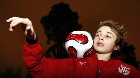 Han är en riktig bollkonstnär, 13-årige Hannes Bjernhagen som spelar fotboll i Piteå IF:s pojkar 15. Hannes är klar för SM-final i Football Freestyle som avgörs på stora scenen på Gröna Lund. (Arkivbild)