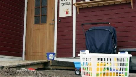 Älvan öppnade i höstas i provisoriska lokaler för att minska Älvsbyns förskolekö. Men eftersom lokalen är för liten får avdelningen inte ta emot en hel barngrupp och köproblemet kvarstår.