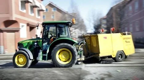 Det är bråda tider för gatusoparna. Den sena snösmältningen och vinterns stora sandningsbehov har medfört förseningar men soparna hoppas på folks förståelse. Ambitionen är att alla gator i kommunen ska vara sopade innan skolavslutningen.