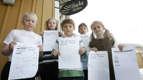 Vi vill inte äta torsk på skolan! Det menar elevrådet på Backeskolan som står bakom både ett medborgarförslag och en namninsamling. Längst fram från vänster: Sebastian Karlsson, nio år, David Nilsson, nio år och Judith Arnason, sju år. Längst bak från vänster: Ellen Kvarneros, tio år och Christian Fryksten, tio år.