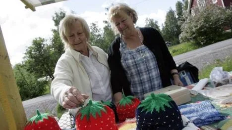 Systrarna Hjördis Wennberg och Berit Vesterlund sålde stickat och hembakt i Storsund på fredagseftermiddagen.