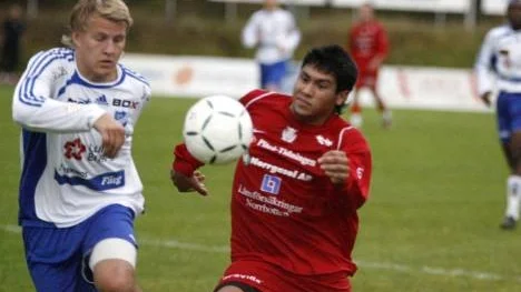 Hamdi Layouni (till höger) är utlånad från Piteå IF till IF Älgarna där det går bra för honom och laget.