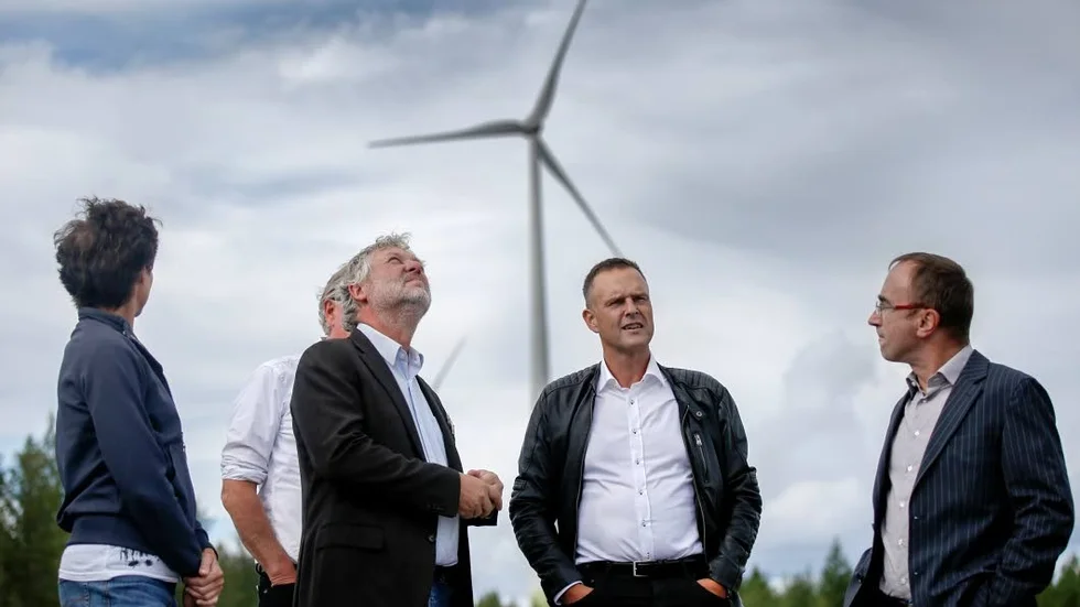 HIMMELSKT. Det är vackertm nästan himmelskt med vindkraftsturbiner som sträcker sig emot skyn. Kristina Falk, Peter Eriksson, Peter Roslund (skymd), Mikael Kyrk och Wolfgang Kropp får dock vänta på att elpriserna, kanske, blir skyhöga.