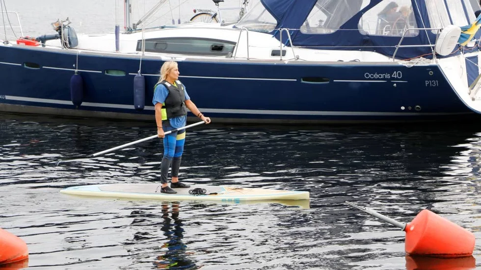 Ståpaddling. Anette Strömberg visade Stand-up paddle.